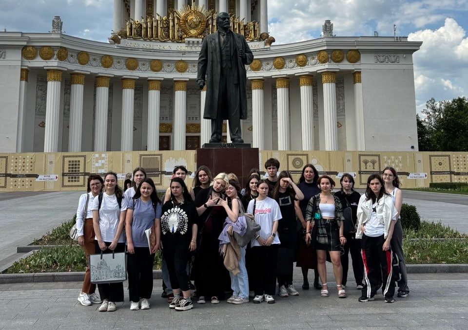 Центральный павильон ВДНХ посетили студенты КДПИ имени Карла Фаберже. Фото: официальная страница КДПИ имени Карла Фаберже в социальных сетях