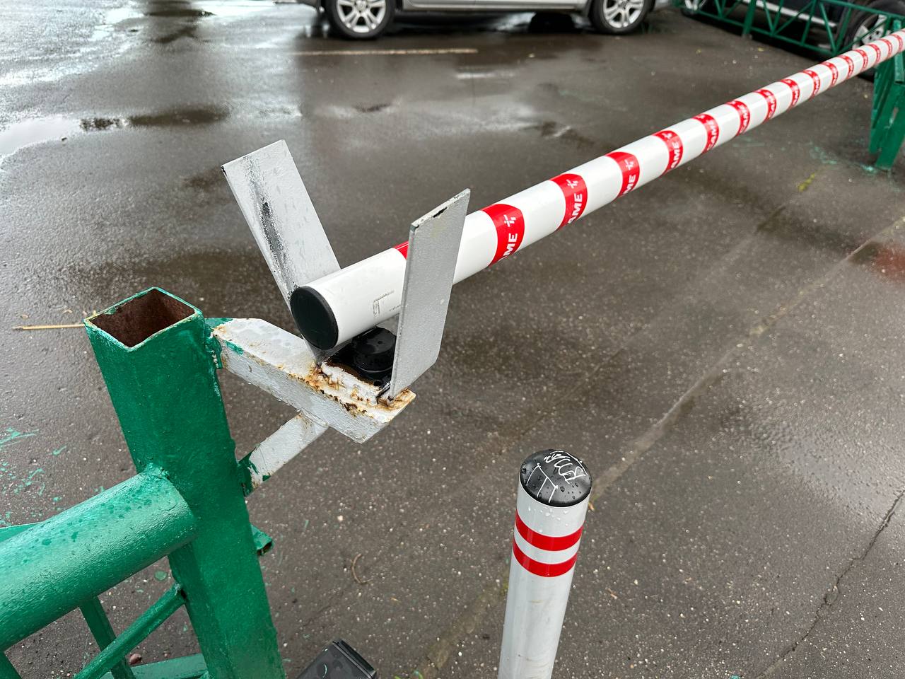 Ликвидация незаконного ограждения прошла в Орехове-Борисове Южном. Фото: Анастасия Герман, «Вечерняя Москва»