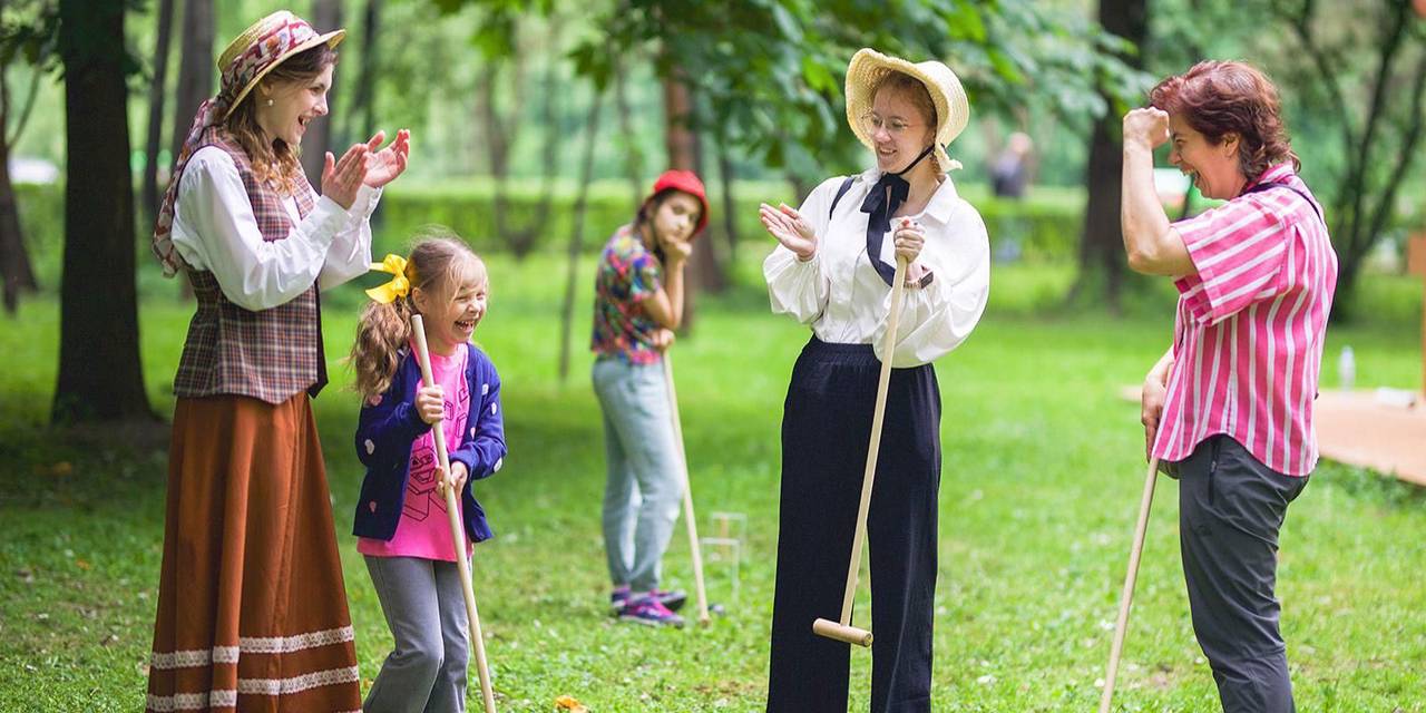 В музее-заповеднике «Царицыно» гости узнают о популярных забавах XIX века и сразятся в бирюльки, крокет, серсо, городки и лапту. Фото: пресс-служба Комитета по туризму города Москвы