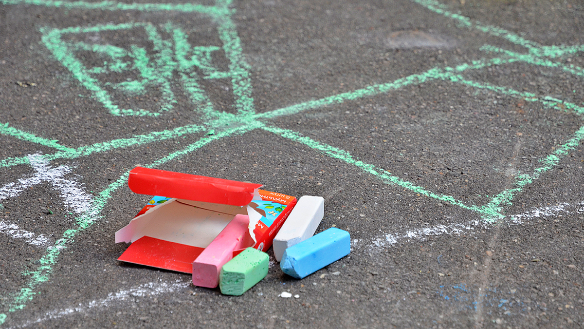 Творческие идеи для рисования на асфальте представили педагоги школы №544. Анна Быкова, «Вечерняя Москва»