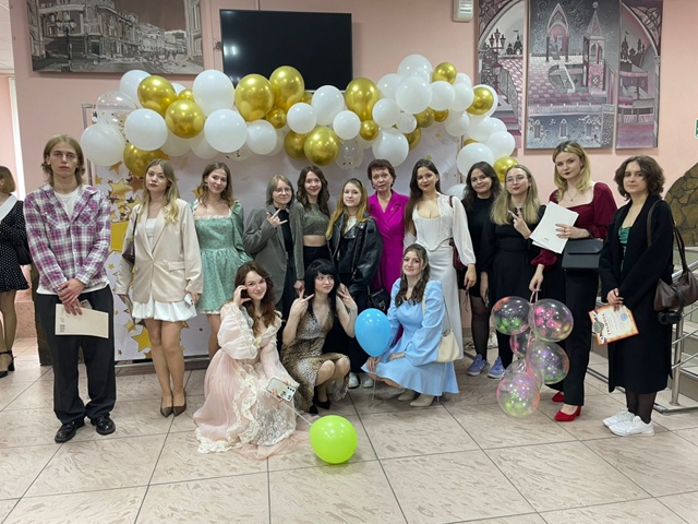 Выпускники КДПИ имени Карла Фаберже поучаствовали в торжественной церемонии чествования. Фото: официальная страница КДПИ имени Карла Фаберже в социальных сетях