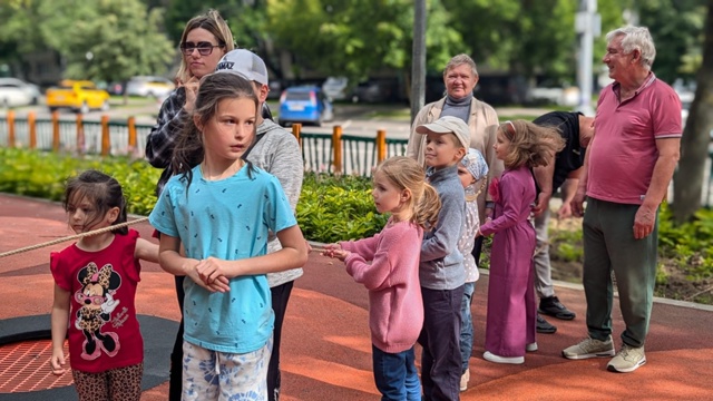 Программу ко Дню молодежи провели сотрудники ОКЦ ЮАО. Фото: официальная страница ОКЦ ЮАО в социальных сетях