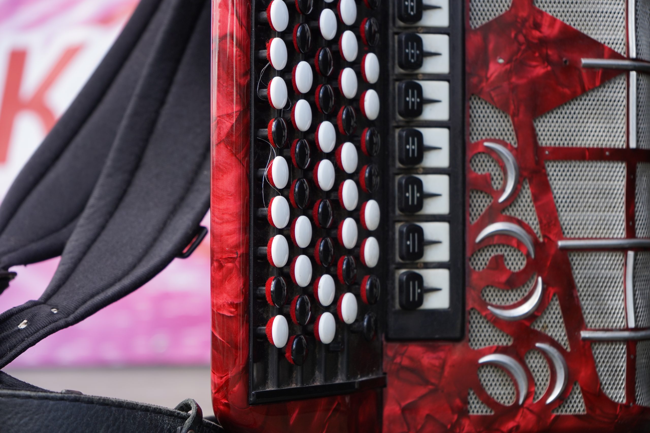 Сотрудники ОКЦ ЮАО организуют мероприятие ко Дню пожилого человека. Фото: Анна Быкова, «Вечерняя Москва»