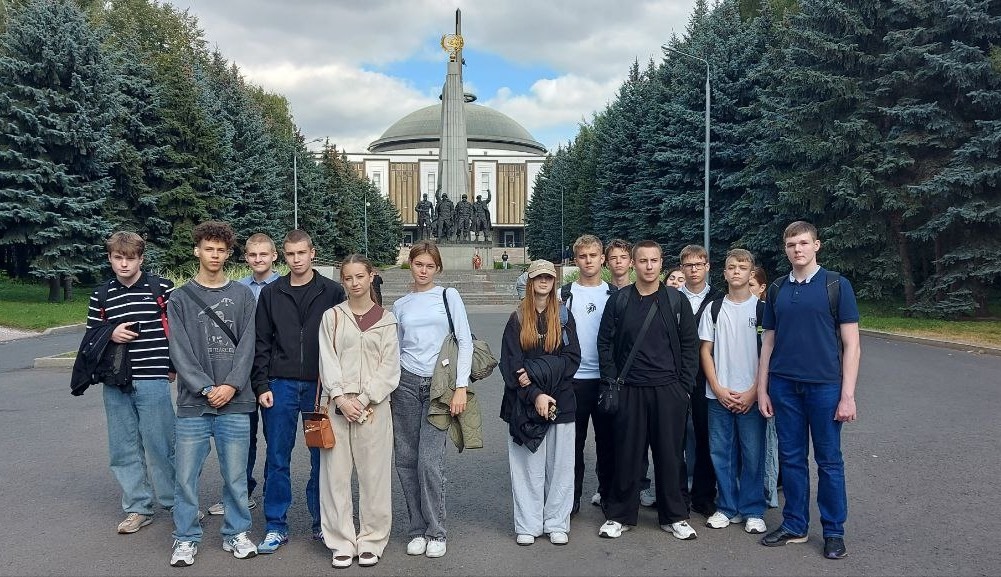 Ученики школы №1636 «НИКА» приняли участие в агитационно-патриотической акции . Фото: страница школы №1636 «НИКА» в социальных сетях