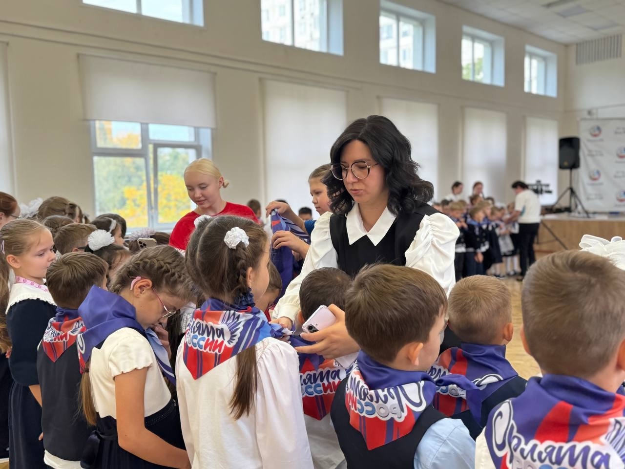 Учеников школы №949 посвятили в ряды движения «Орлята России». Фото: страница школы №949 в социальных сетях