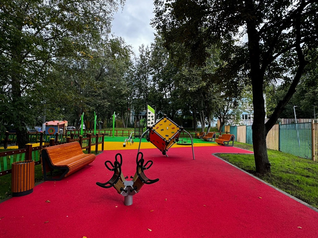Работы по благоустройству детских площадок выполнили в Орехове-Борисове Южном. Фото: страница управы района Орехово-Борисово Южное в социальных сетях