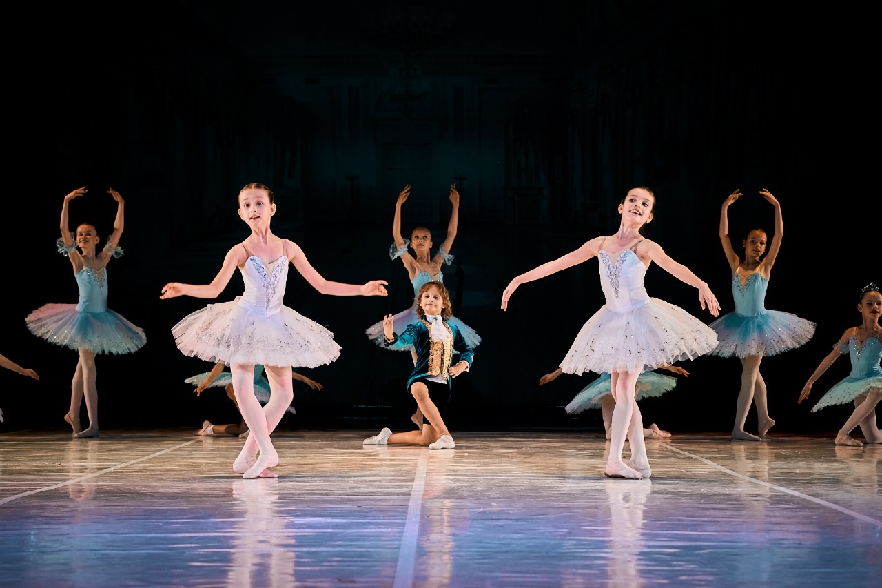 Представители балетной школы «Армида» организуют концерт ко Всемирному дню учителя. Фото: страница управы района Орехово-Борисово Южное в социальных сетях