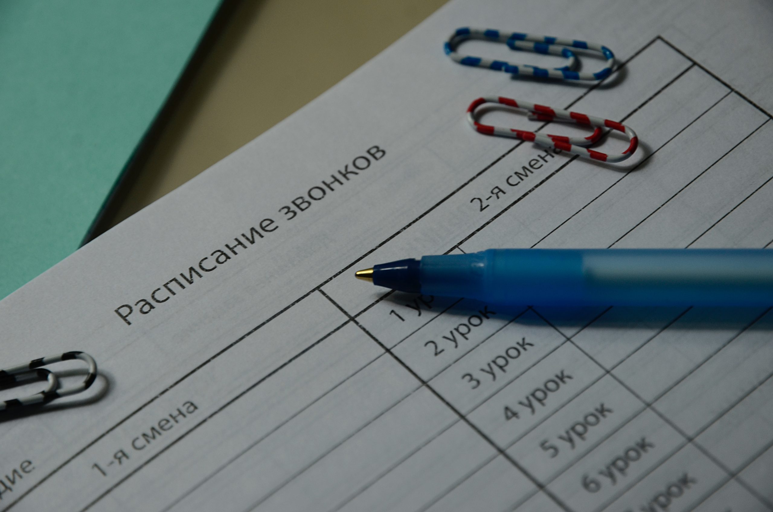 Сотрудники школы №544 организуют день открытых дверей. Фото: Анна Быкова, «Вечерняя Москва»