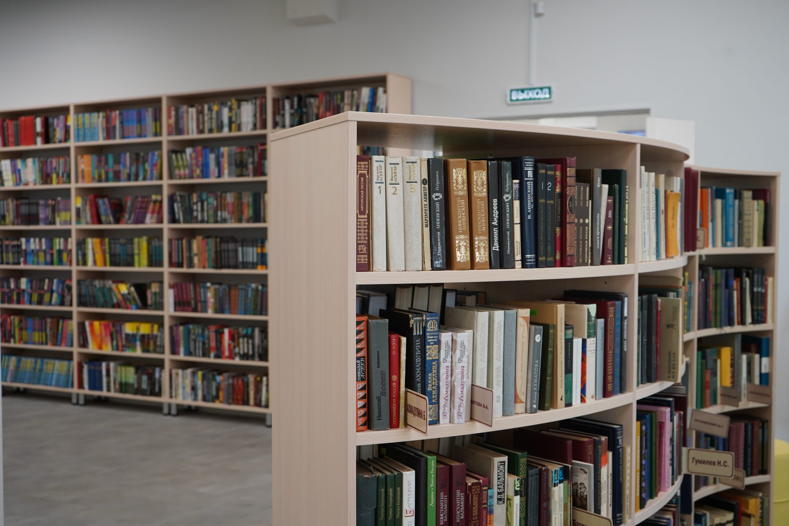 Сотрудники библиотеки №152 организуют занятие по созданию сказочной карты. Фото: Анна Быкова, «Вечерняя Москва»