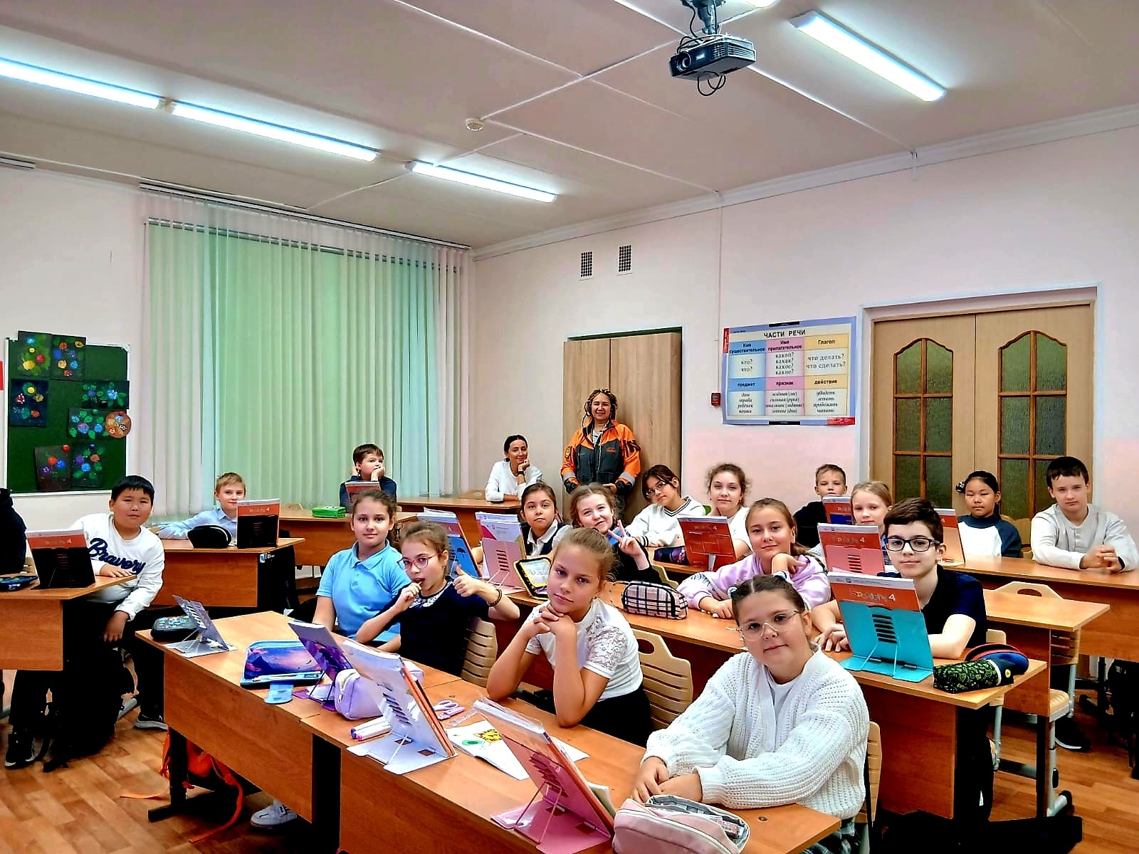 Встреча с волонтером поисково-спасательного отряда состоялась в школе №949. Фото: страница школы №949 в социальных сетях