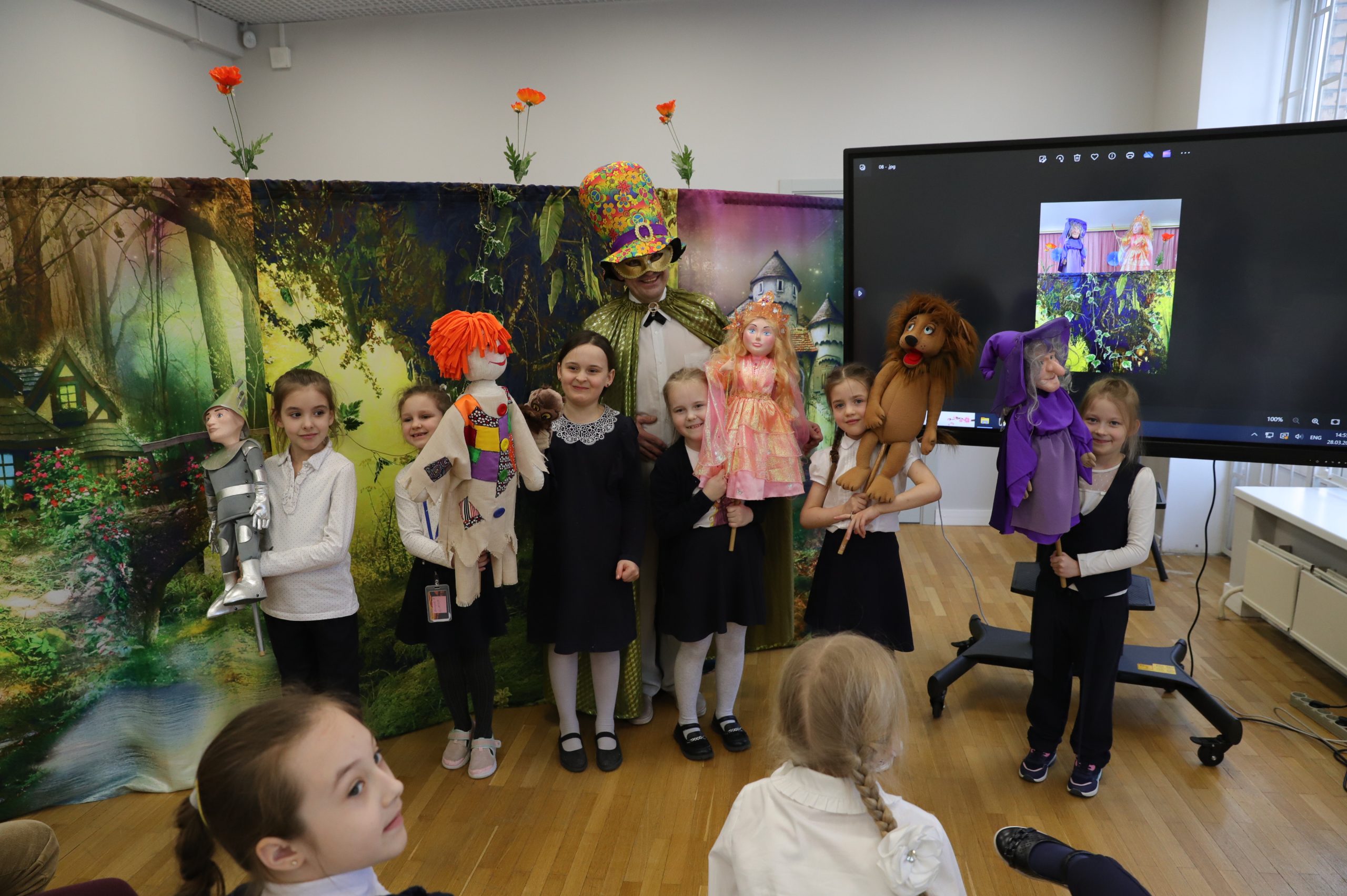 Представители Семейного центра «Планета семьи» пригласили подростков на тетральное занятие. Фото: Анатолий Цымбалюк, «Вечерняя Москва»