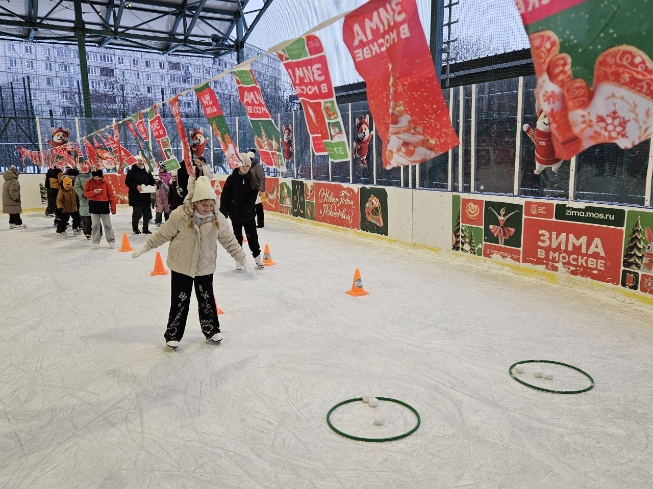 Предновогодние мероприятия прошли на катке в районе Орехово-Борисово Южное. Фото: страница Объединения культурных и досуговых центров ЮАО в социальных сетях