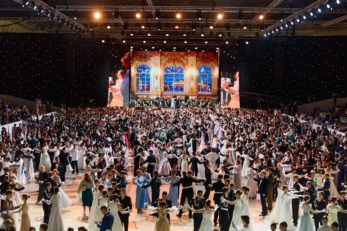 Ученицы школы №1636 «НИКА» приняли участие в Международном Кремлевском Благотворительном Кадетском Балу. Фото: страница школы №1636 «НИКА» в социальных сетях