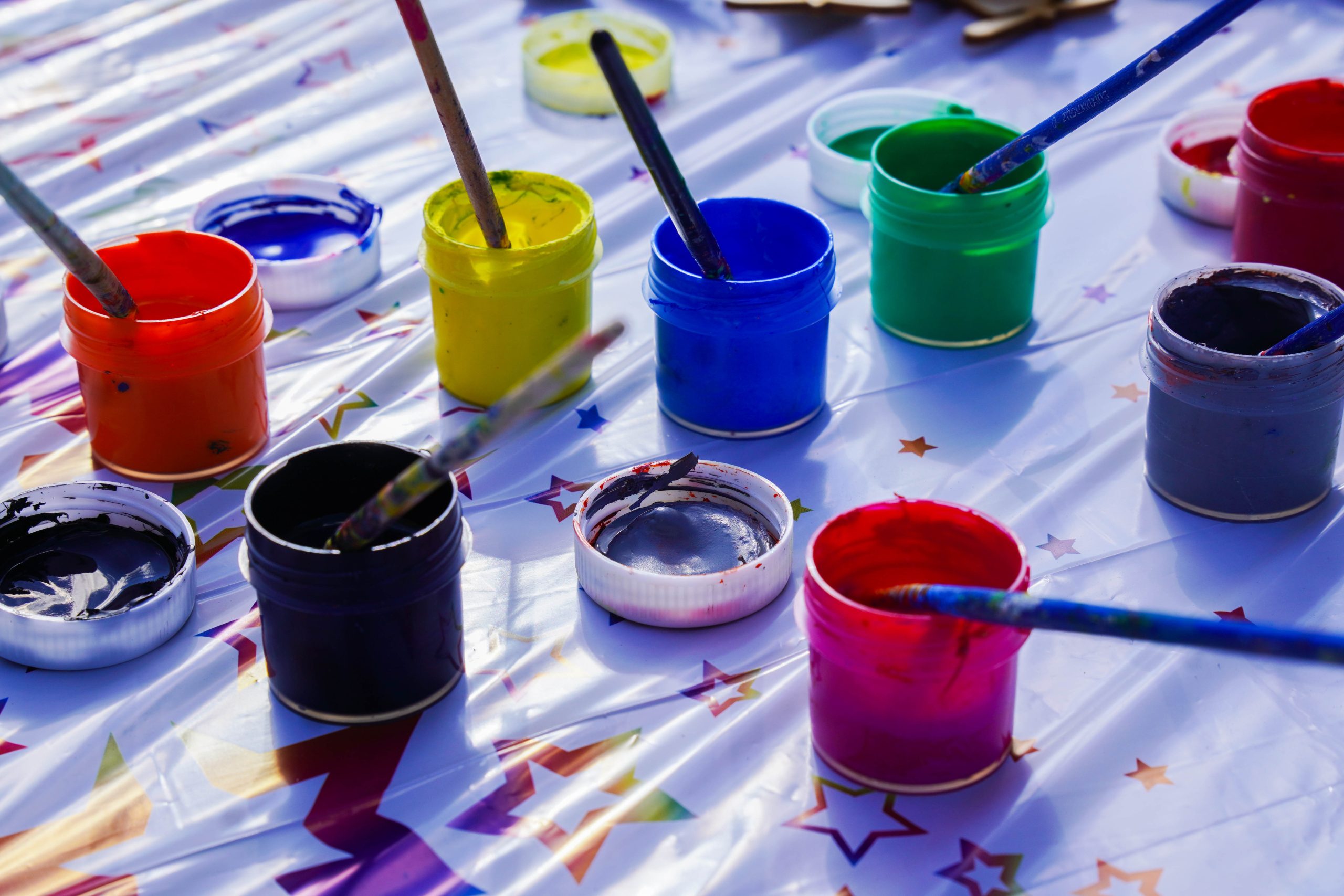 Волонтеры КДПИ имени Карла Фаберже стали участниками художественного мастер-класса. Фото: Ксения Догонашева, «Вечерняя Москва»