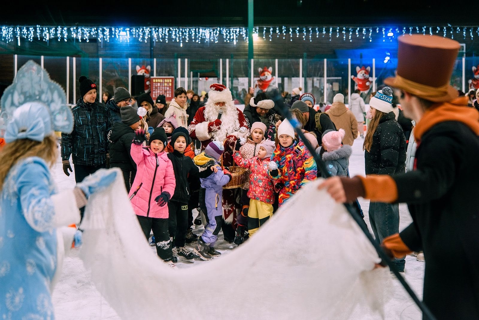 На ледовой площадке в районе Орехово-Борисово Южное состоялось предновогоднее мероприятие для детей участников СВО. Фото: страница Молодежной палаты района Нагатино-Садовники в социальных сетях