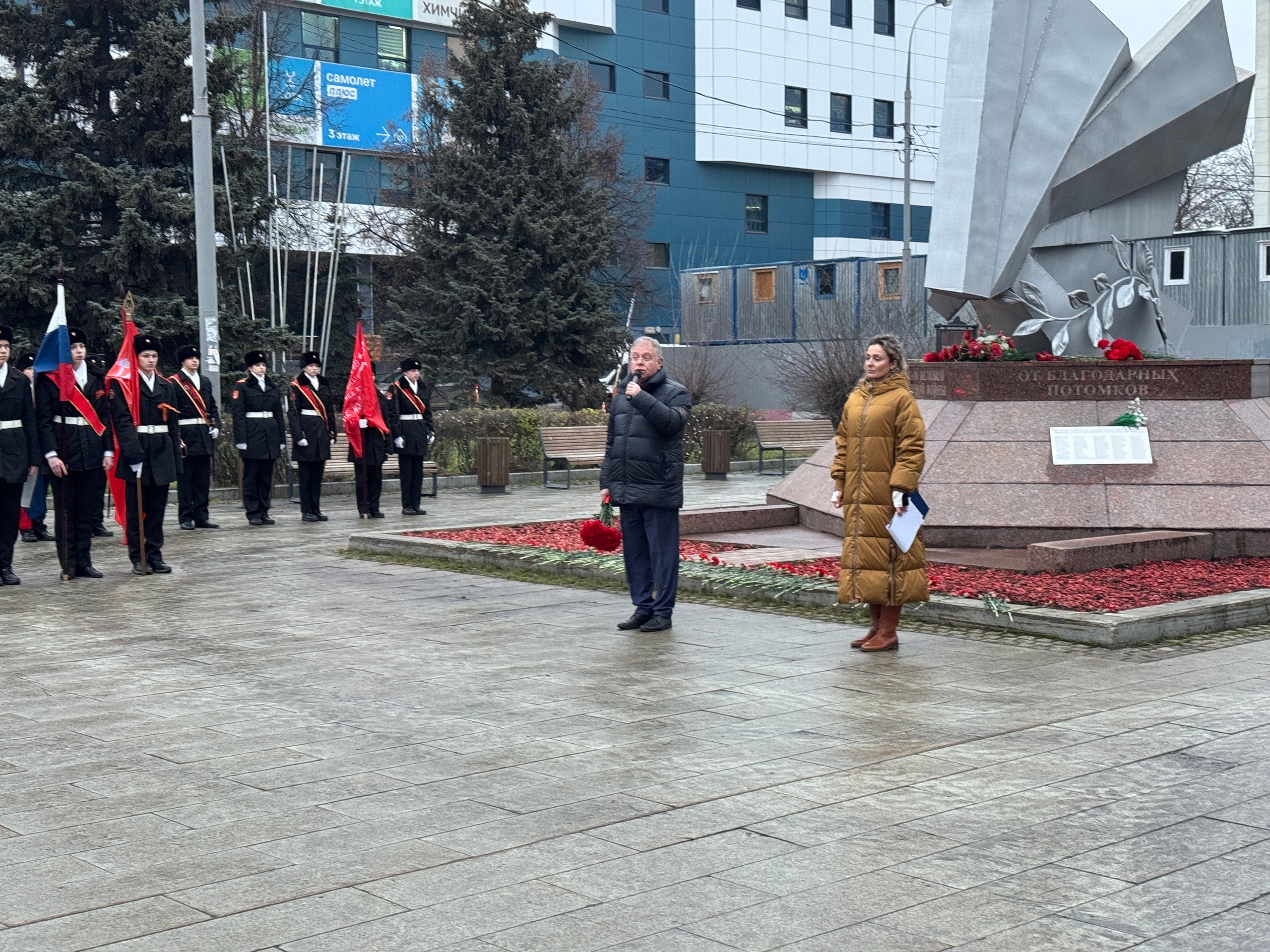 Представители управы района Орехово-Борисово Южное провели мемориальную акцию в честь годовщины битвы под Москвой. Фото: страница управы района Орехово-Борисово Южное в социальных сетях