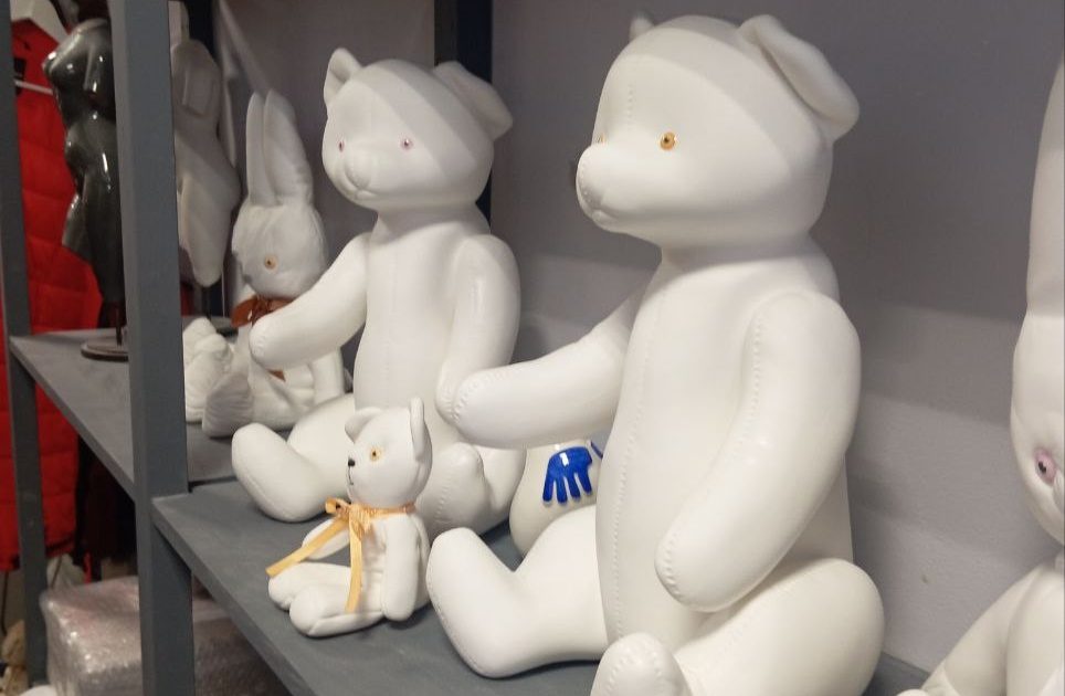 Студенты КДПИ имени Карла Фаберже посетили московскую фарфоровую мастерскую. Фото: страница КДПИ имени Карла Фаберже в социальных сетях