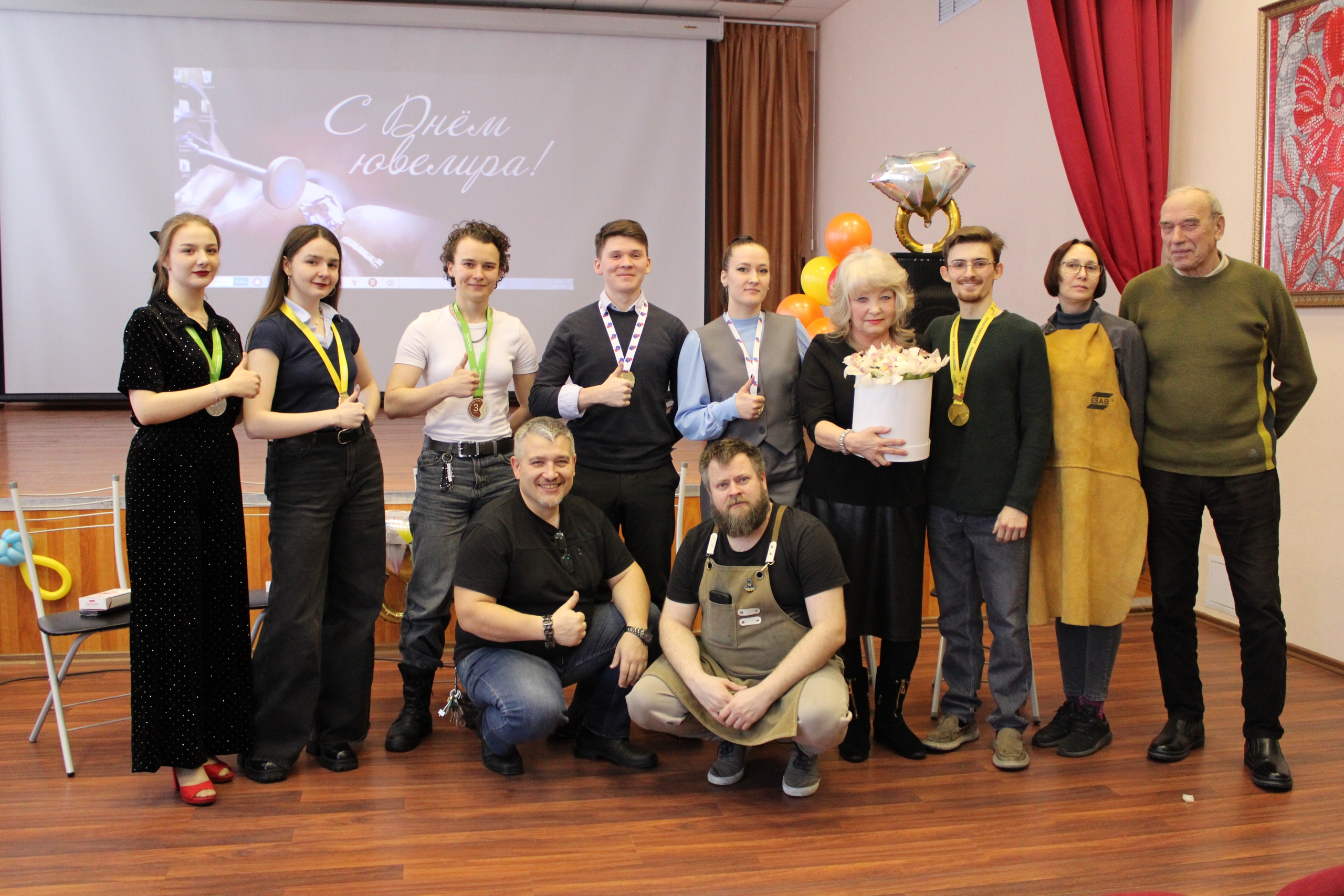 Студенты КДПИ имени Карла Фаберже встретились с победителями конкурса ювелирного мастерства. Фото: страница КДПИ имени Карла Фаберже в социальных сетях